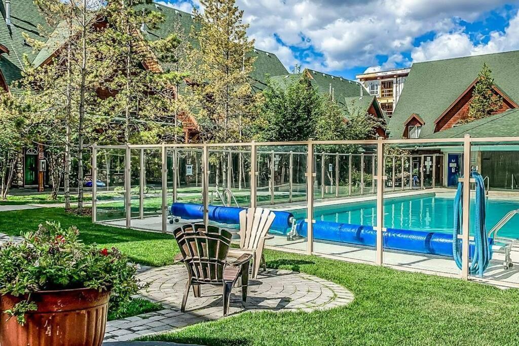 Mystic Getaway Apartment Canmore Bagian luar foto