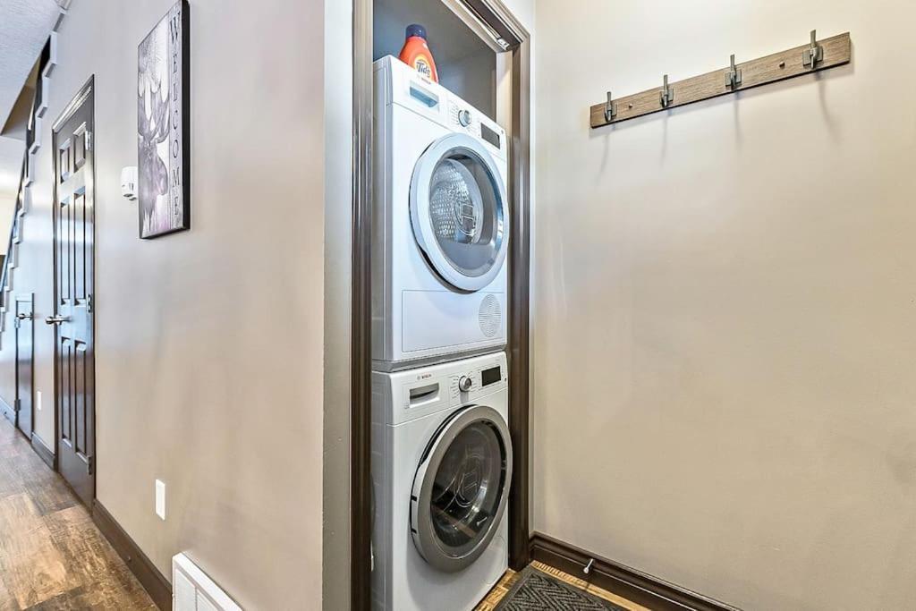 Mystic Getaway Apartment Canmore Bagian luar foto