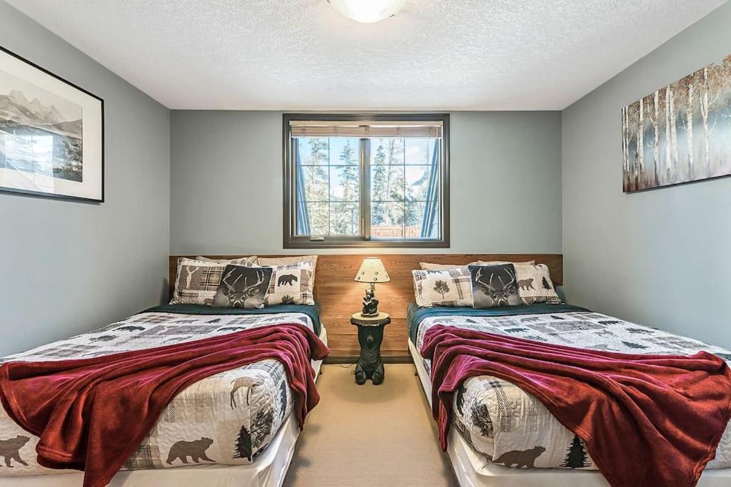 Mystic Getaway Apartment Canmore Bagian luar foto
